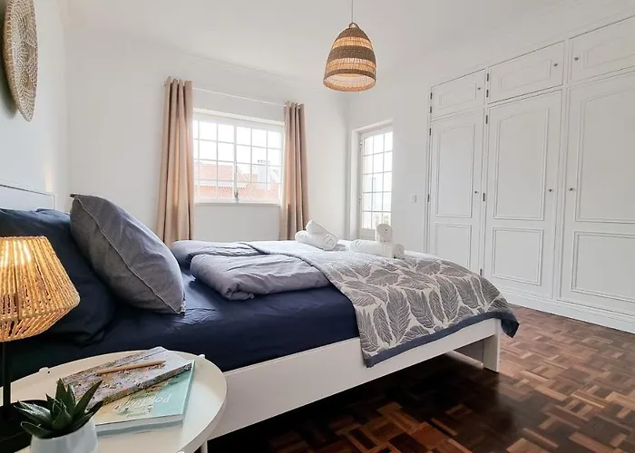 Tika Surf Camp Ericeira Hotel *