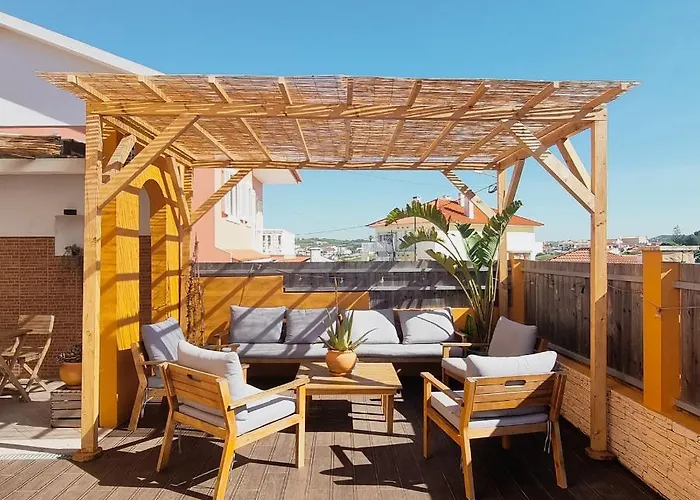 Tika Surf Camp Ericeira Hotel *